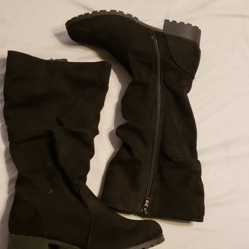 Black flat boots. Size 6 womens